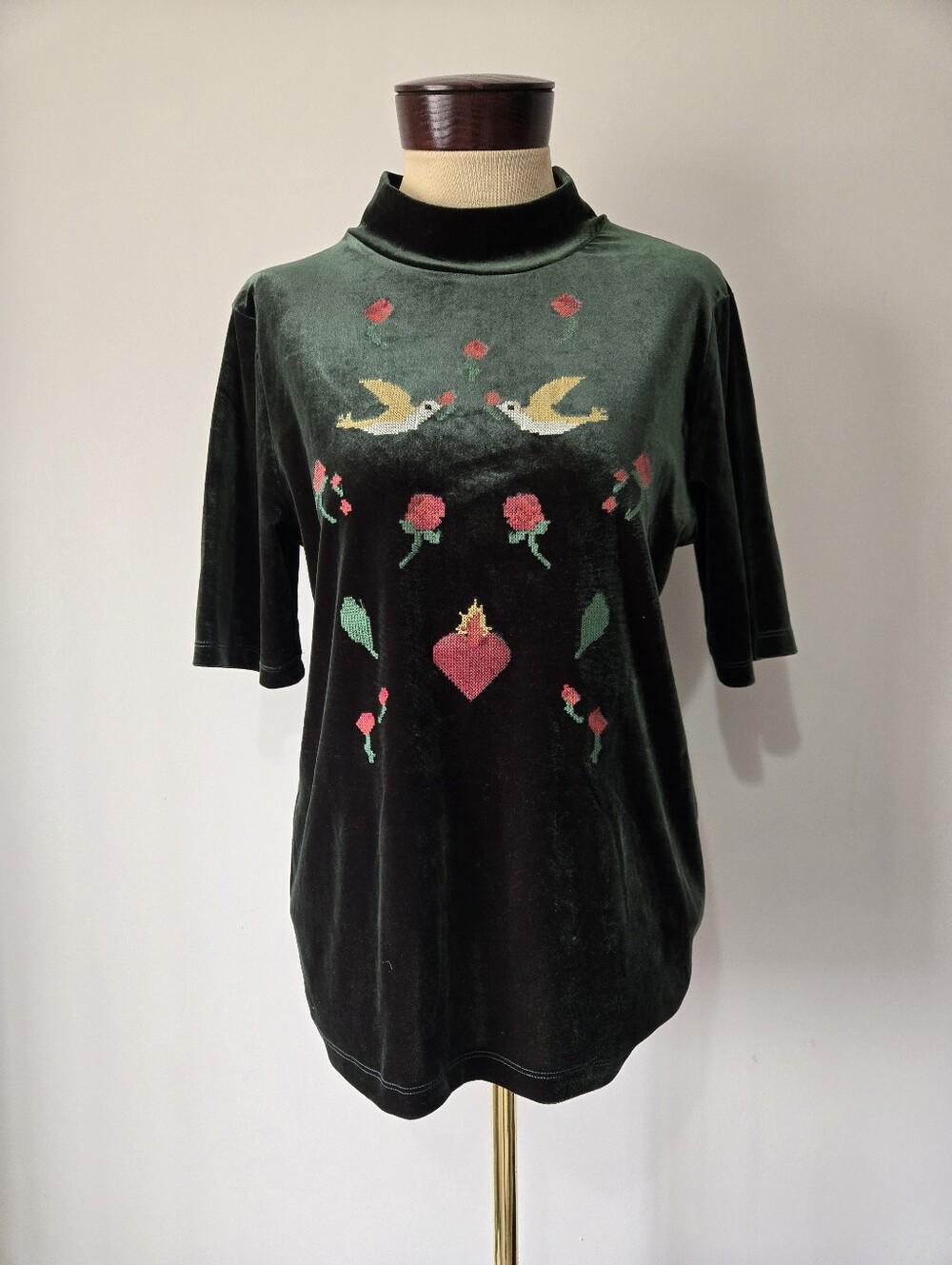 Icone Velvet Mock Neck Green Short Sleeve Embroidered Top. Size XL
